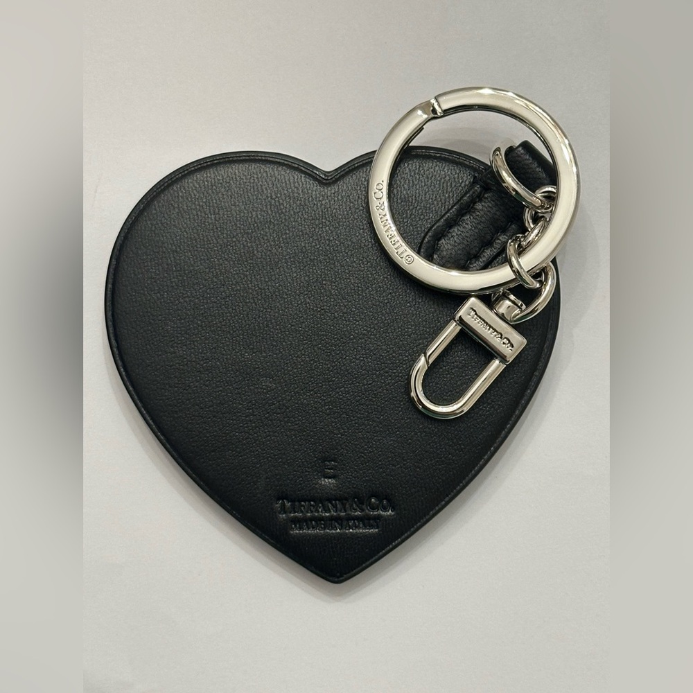 Return to Tiffany & Co. Padded Bag Charm in black leather. Engraved Letter E - Picture 5 of 9